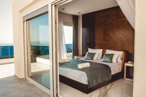 巴尔THE VIEW Premium Villas的一间卧室设有一张床和一个大型玻璃窗