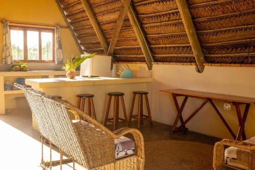 伊尼扬巴内Singila Ocean Lodge的客房设有带桌椅的厨房。
