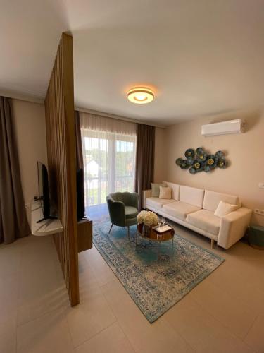 奥巴曹洛克CasaBlanca vendégház的客厅配有白色沙发和电视