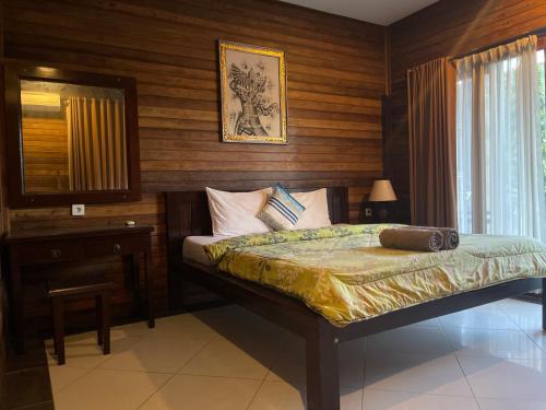 蓝梦岛Shipwreck Point Inn的一间卧室设有一张床和木墙