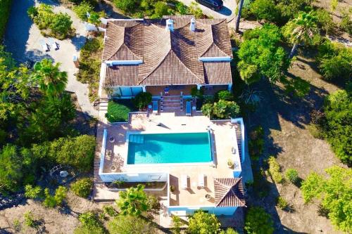 圣布拉什迪阿尔波特尔Magical VILLA CASA KOI in Sao Bras de Alportel的享有带游泳池的别墅的顶部景致