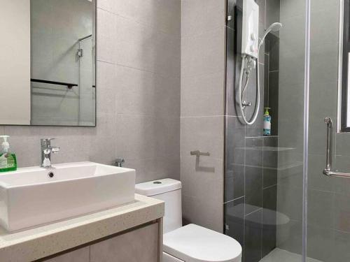 沙登To Come Again Abode, IOI Resort City, Putrajaya的一间带水槽、卫生间和淋浴的浴室