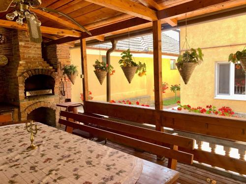 图尔达Casa Ramona的庭院设有桌子、长凳和壁炉。