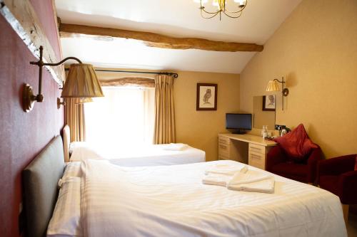 High BenthamCoach House的酒店客房设有床和窗户。