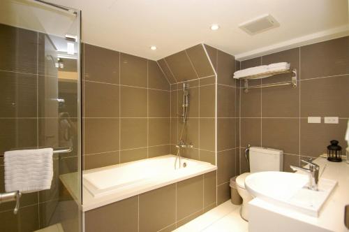 罗东镇第五季国际旅店的带浴缸、卫生间和盥洗盆的浴室