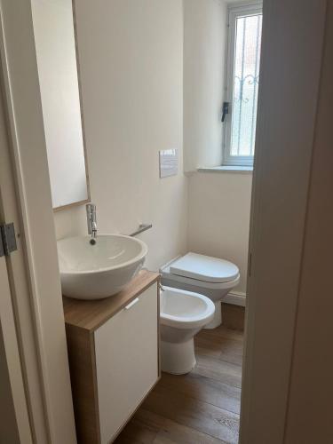 雷焦卡拉布里亚ReggioDuomo的白色的浴室设有卫生间和水槽。