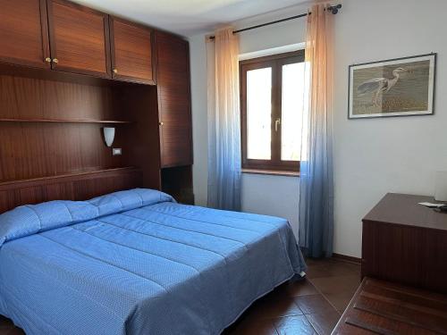 格拉多阿拉齐塔迪特里雅斯特酒店的一间卧室设有蓝色的床和窗户。