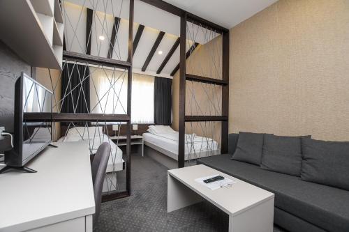 克拉多沃Atrijum Apartments and Rooms的客厅配有沙发和1张床