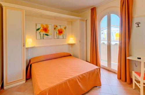 努马纳La Piazzetta的一间卧室配有橙色的床和窗户。