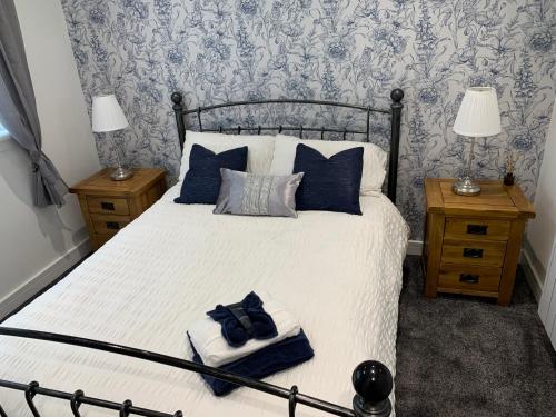威廉堡Ormasaig, Self Catering, One Mile to Town & close to Ben Nevis的一间卧室配有一张蓝色和灰色壁纸的大床