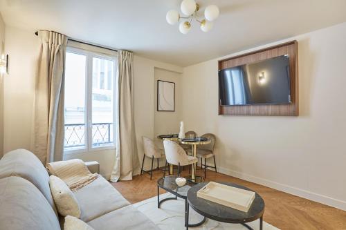 巴黎Apart hotel Centre de Paris by Studio prestige的客厅配有沙发和桌子