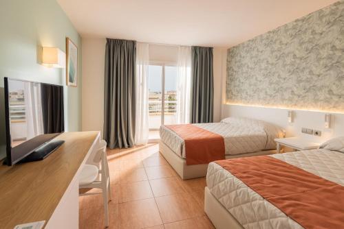 萨洛Ponient Pirámide Salou by PortAventura World的酒店客房设有两张床和电视。
