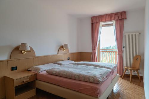 维哥迪法萨托比亚布鲁加公寓的一间卧室设有一张大床和一个窗户。