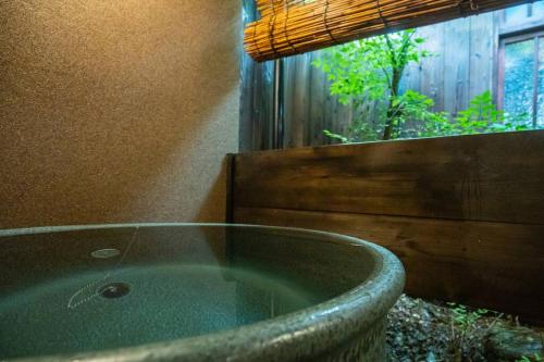 京都京·馨的带浴缸的浴室和窗户