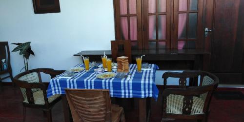 米瑞莎米瑞萨明珠度假村酒店的一张桌子上布满了蓝白的桌布