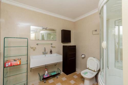 赫尔采格诺维Vila Oliva的一间带水槽和卫生间的浴室