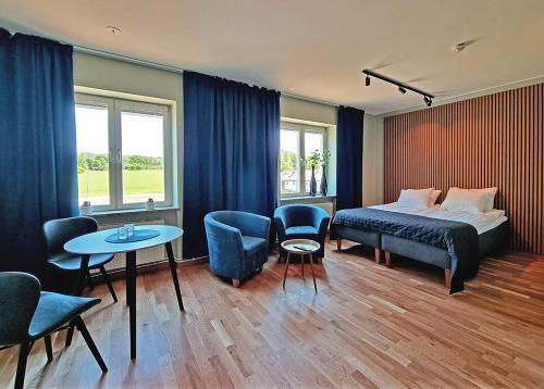 Sankt AnnaSankt Anna Resort的卧室配有一张床和一张桌子及椅子