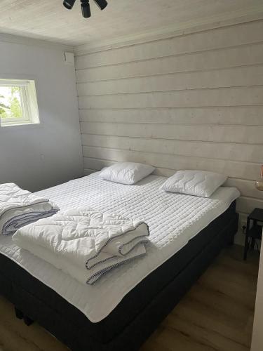 萨伦Mysig källarlägenhet i Lindvallen的一张带白色床单和毛巾的床