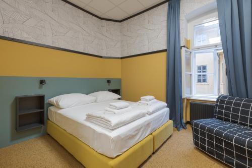 萨格勒布Stay Swanky Bed & Breakfast的一间卧室设有一张床和一个窗口