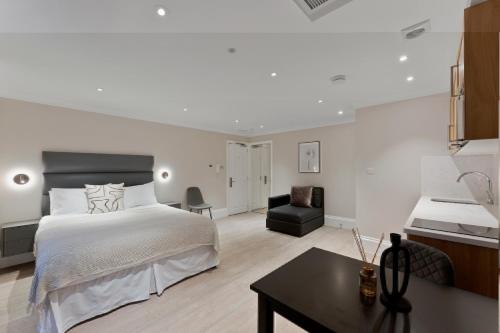 伦敦Cleveland Residences Paddington的白色卧室配有床和书桌
