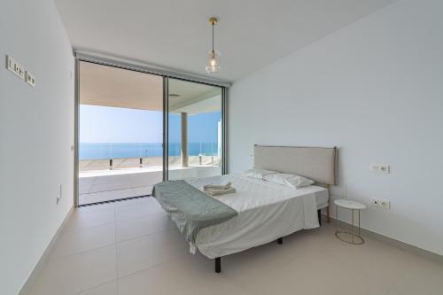 贝纳尔马德纳3 Bedroom sea view Stupa Hills的一间卧室配有一张床,享有海景