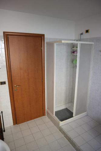 瓦克瑞Casa Dolce Casa的浴室设有衣柜、门和瓷砖地板。