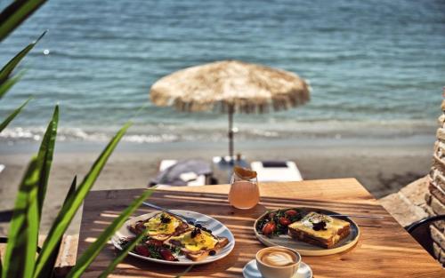 扎金索斯镇Sanpiero Island的海滩上一张桌子,上面放着两盘食物