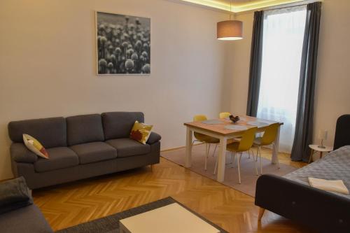 维斯普雷姆Furmint & Juhfark Apartmanok的客厅配有沙发和桌子