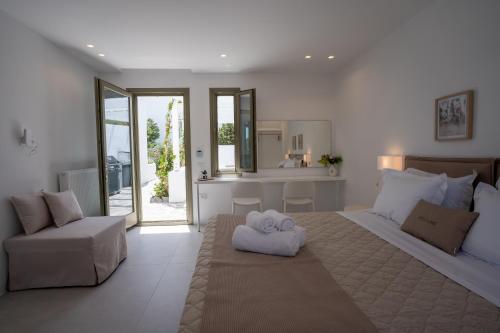 德里奥斯Paros Breeze Luxury Villa的一间卧室配有一张床,床上有毛巾
