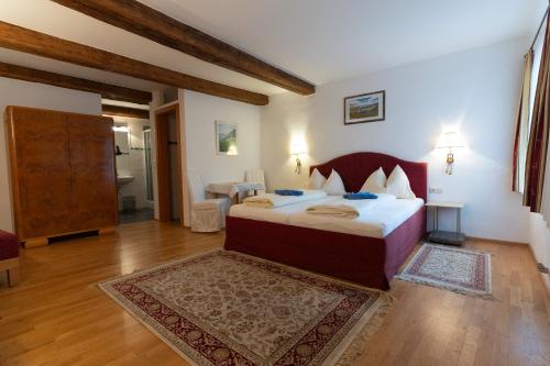 塔姆斯韦格坎多尔弗旅馆的一间带大床的卧室和一间浴室