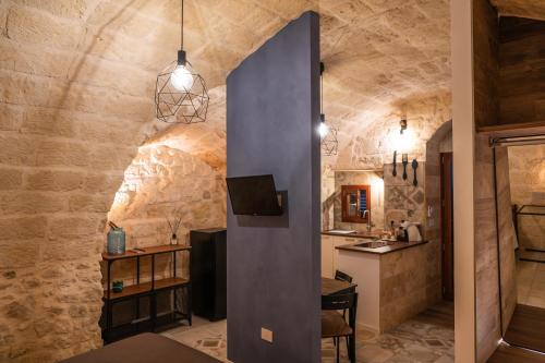 曼弗雷多尼亚Cà del Centro的一间厨房和带大型蓝色墙壁的用餐室