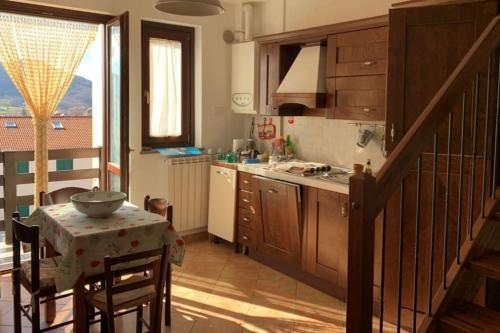 卡普拉科塔Duplex nuovo e grazioso的一个带桌子的厨房和一个美景厨房
