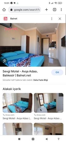 马尔马拉Sevgi motel的一张带床的房间和一张带床的房间的屏风