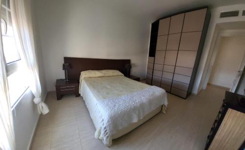 滨海罗克塔斯Aguadulce Normandos的一间卧室配有一张床、梳妆台和镜子