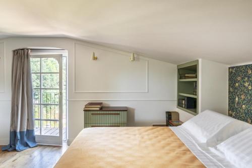 钱皮诺Giardini Penelope的一间卧室设有一张大床和一个窗户。