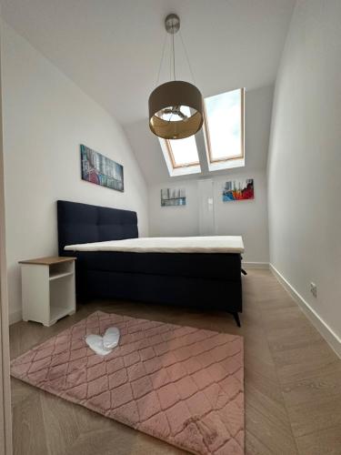 斯克拉斯卡波伦巴Apartament Górska Osada 21的卧室配有一张床和粉红色地毯。