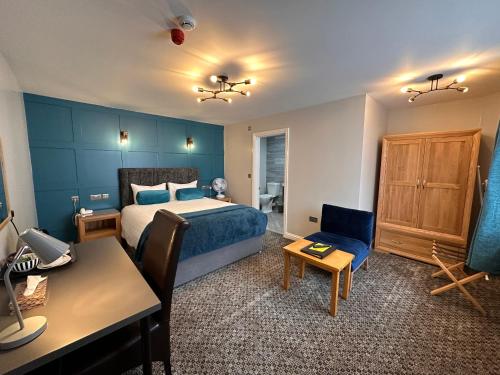 卡马森斯皮尔曼酒店的一间卧室配有一张床、一张桌子和一把椅子