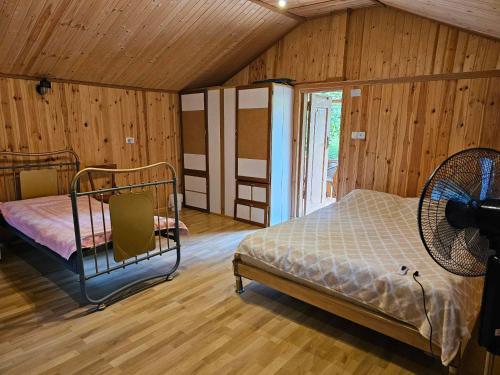 安布罗劳里Lola的一间卧室配有一张床和一个风扇。