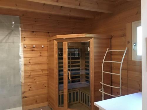 Saint-Jean-de-la-RivièreCharmante maison en bois proche mer的木酒窖,在房间内有梯子