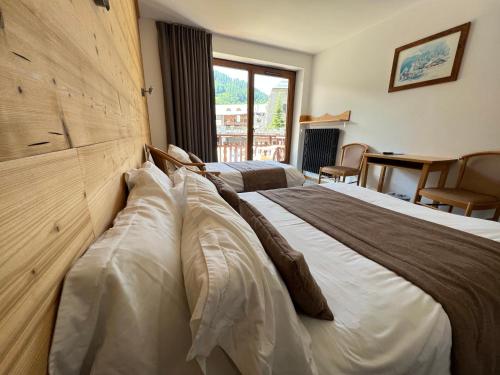 瓦卢瓦尔Aiguille Noire的酒店客房配有两张床和一张书桌
