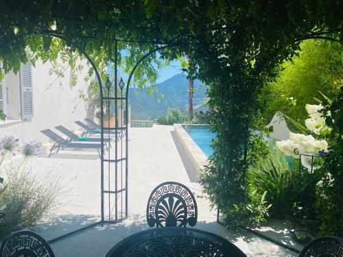 韦纳科L'Alba di Suffia Chb Double的享有带椅子和游泳池的庭院的景色。