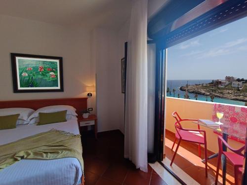 兰佩杜萨Best Western Hotel Martello的酒店客房享有海景