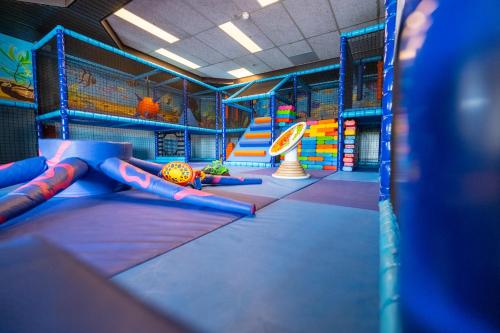 赫劳Oer't Hout的儿童游戏室,带滑梯的健身房