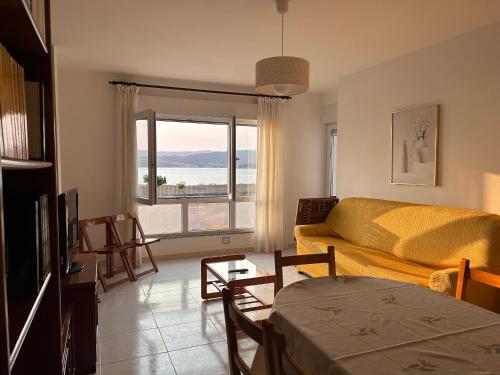 波尔托辛VUT Pedra de Mula的带沙发的客厅,享有海景