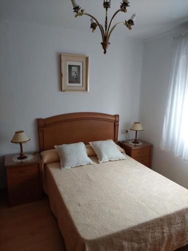 布埃乌Mi casa es la tuya的一间卧室配有一张带2个床头柜的大床