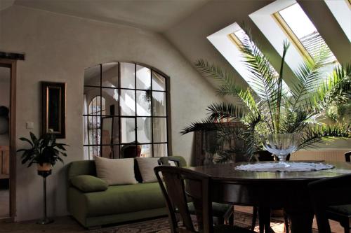 ČernivDvorec Černiv的客厅配有桌子和绿色沙发