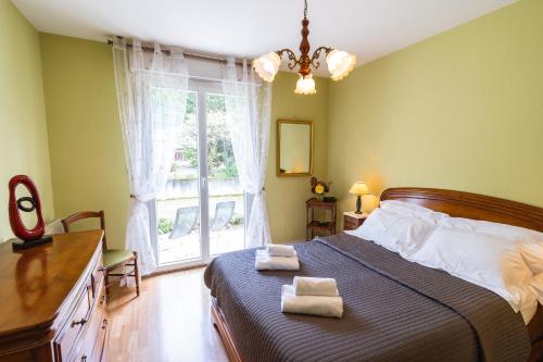 阿姆博斯Clos Fleuri : Amboise Home with Amazing Gardens的一间卧室配有一张床,上面有两条毛巾