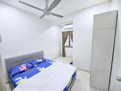 古来Entire Home at Indahpura, Kulai的一间卧室配有一张床和吊扇