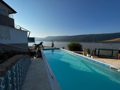 埃尔埃尼塔Riviera 990 - Resort & Restaurant的享有水景的大型游泳池