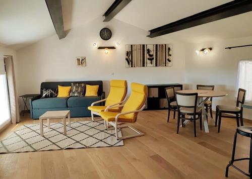 博尼约BOHO location 2的客厅配有沙发、椅子和桌子
